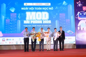 Lãnh đạo Viện nghiên cứu cao cấp về Toán và Sở GD&ĐT tặng hoa các đại biểu, khách mời.