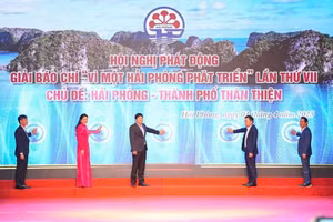 Lãnh đạo thành phố nhấn nút phát động Giải báo chí "Vì một Hải Phòng phát triển".