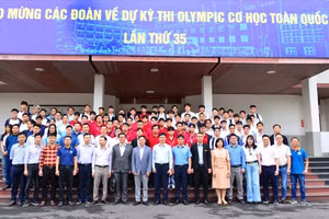 Các đại biểu tham dự Khai mạc Kỳ thi chụp hình lưu niệm.