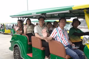 Xe buggy điện đưa đón du khách di chuyển đến Vịnh trung tâm Xanh Island.