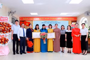 Lãnh đạo quận Hồng Bàng trao tặng quyết định công nhận đạt chuẩn quốc gia mức độ 2 cho Trường Tiểu học Nguyễn Trãi.