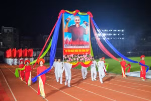 Lễ rước ảnh Bác trong Chương trình Khai mạc Hội khoẻ Phù Đổng toàn quốc lần thứ X.