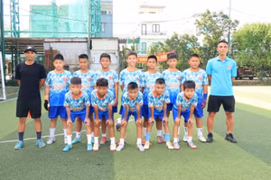 Thầy trò đội bóng đá tiểu học TP Hải Phòng.