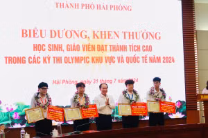 Bí thư Thành uỷ Lê Tiến Châu tặng khen 4 học sinh đạt giải.