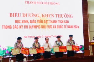 Bí thư Thành uỷ Lê Tiến Châu tặng khen 4 học sinh đạt giải.