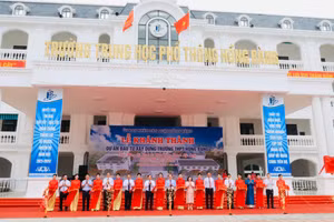 Lễ cắt băng khánh thành Trường THPT Hồng Bàng, quận Hồng Bàng, TP Hải Phòng.