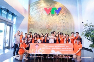 Em Nguyễn Hải Trung Hiếu cùng thầy cô, bạn bè sau khi giành giải Nhì vòng Tuần 2 - Tháng 2 - Quý 1.