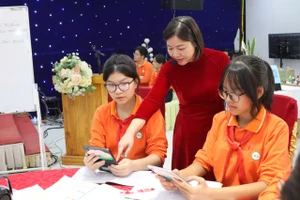 Cô Bùi Thị Hoài Thanh, học sinh 8B1, Trường THCS Tiên Lãng lên lớp tiết học minh hoạ lồng ghép môn học và nội dung biến đổi khí hậu.