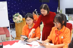 Cô Bùi Thị Hoài Thanh, học sinh 8B1, Trường THCS Tiên Lãng lên lớp tiết học minh hoạ lồng ghép môn học và nội dung biến đổi khí hậu.