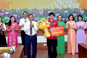 Học sinh đạt Huy chương Bạc Olympic Sinh học quốc tế IBO 2025 được TP Hải Phòng khen thưởng.