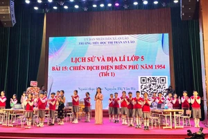 Cô giáo Nguyễn Thị Vân Hà cùng học sinh lớp 5D, Trường Tiểu học Thị trấn An Lão.