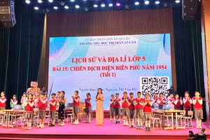 Cô giáo Nguyễn Thị Vân Hà cùng học sinh lớp 5D, Trường Tiểu học Thị trấn An Lão.