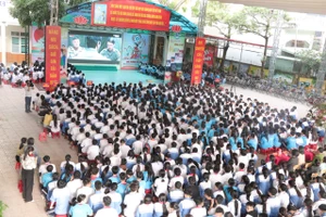 Cán bộ, giáo viên, học sinh, phụ huynh Trường THCS Bắc Sơn xem phim "Mưa đỏ".