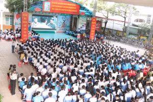 Cán bộ, giáo viên, học sinh, phụ huynh Trường THCS Bắc Sơn xem phim "Mưa đỏ".