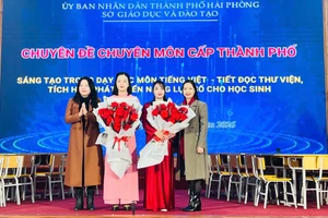 Lãnh đạo ngành Giáo dục tặng hoa giáo viên thực hiện chuyên đề.