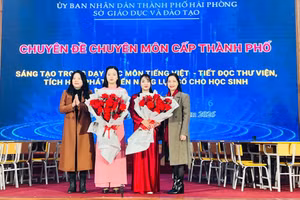 Lãnh đạo ngành Giáo dục tặng hoa giáo viên thực hiện chuyên đề.