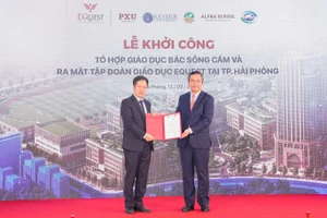 Thứ trưởng Nguyễn Văn Phúc (bên phải) trao Quyết định thành lập Phân hiệu 2 Trường Đại học Phú Xuân.