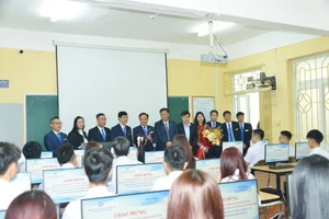 Lãnh đạo Công ty TNHH Pegatron Việt Nam trao tặng phòng máy tính cho Trường Đại học Hàng hải Việt Nam.