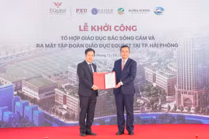 Thứ trưởng Nguyễn Văn Phúc (bên phải) trao Quyết định phê duyệt chủ trương thành lập Phân hiệu Đại học Phú Xuân tại Hải Phòng.