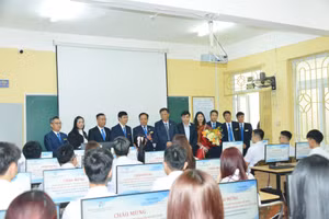 Lãnh đạo Công ty TNHH Pegatron Việt Nam trao tặng phòng máy tính cho Trường Đại học Hàng hải Việt Nam.