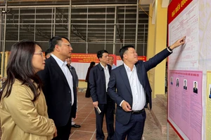 Phó Chủ tịch UBND thành phố Lê Trung Kiên kiểm tra công tác chuẩn bị bầu cử tại các địa phương.