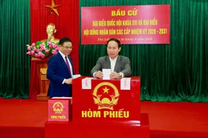 Ông Lê Tiến Châu, Bí thư Thành uỷ Hải Phòng kiểm tra công tác bầu cử và bỏ phiếu bầu cử tại phường Phù Liễn.