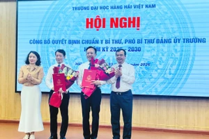 Lãnh đạo TP Hải Phòng trao Quyết định chuẩn y chức danh Bí thư và Phó Bí thư cho đồng chí Phạm Xuân Dương (thứ 2 từ phải qua trái) và đồng chí Nguyễn Thanh Sơn (thứ 2 từ trái qua phải).