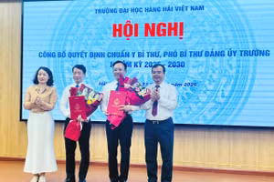 Lãnh đạo TP Hải Phòng trao Quyết định chuẩn y chức danh Bí thư và Phó Bí thư cho đồng chí Phạm Xuân Dương (thứ 2 từ phải qua trái) và đồng chí Nguyễn Thanh Sơn (thứ 2 từ trái qua phải).