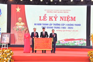 Nhân dịp kỷ niệm 60 năm, Trường THPT Quang Trung vinh dự nhận Bức trướng của UBND thành phố Hải Phòng