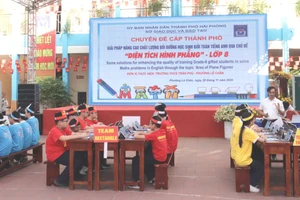 Thầy Nguyễn Văn Đoài và học sinh lớp 8, Trường THCS Trần Phú, phường Lê Chân trong tiết học.