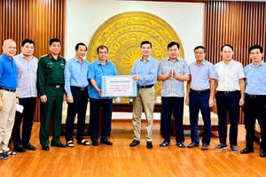 Ông Nguyễn Minh Hùng, Phó Chủ tịch UBND TP Hải Phòng trao tiền mặt hỗ trợ tỉnh Đắk Lắk.