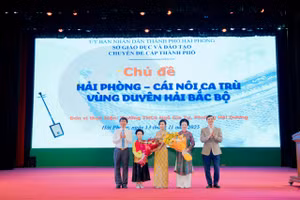 Đại biểu Sở Văn hoá, Thể thao và Du Lịch Hải Phòng, Sở GD&ĐT Hải Phòng tặng hoa cô trò thực hiện chuyên đề.