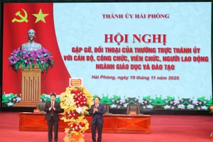 Bí thư Thành uỷ Lê Tiến Châu tặng hoa chúc mừng Ngành GD&ĐT Hải Phòng.