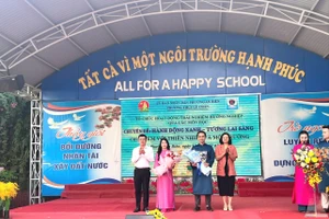 Đại diện Sở GD&ĐT Hải Phòng và Phường An Biên tặng hoa giáo viên thực hiện chuyên đề.