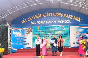 Đại diện Sở GD&ĐT Hải Phòng và Phường An Biên tặng hoa giáo viên thực hiện chuyên đề.