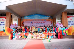 Tập thể sư phạm nhà trường cùng đại biểu khách mời.