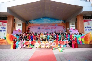 Tập thể sư phạm nhà trường cùng đại biểu khách mời.