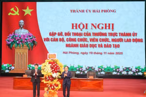 Bí thư Thành uỷ Lê Tiến Châu tặng hoa chúc mừng Ngành GD&ĐT Hải Phòng.