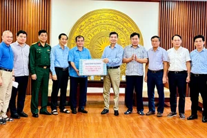 Ông Nguyễn Minh Hùng, Phó Chủ tịch UBND TP Hải Phòng trao tiền mặt hỗ trợ tỉnh Đắk Lắk.