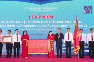 Trường THCS Trần Phú vinh dự đón Huân chương lao động hạng Nhất (lần thứ 2).