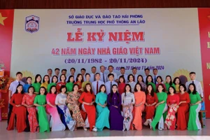 Trường THPT An Lão vinh dự nhận Bức trướng và Bằng khen do UBND TP Hải Phòng tặng.