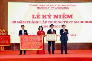 Nhân dịp kỷ niệm 60 năm ngày thành lập Trường THPT An Dương nhận Bằng khen và Bức trướng do UBND TP Hải Phòng tặng.