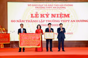 Nhân dịp kỷ niệm 60 năm ngày thành lập Trường THPT An Dương nhận Bằng khen và Bức trướng do UBND TP Hải Phòng tặng.