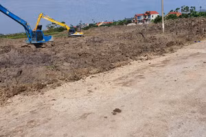 Đơn vị thi công đang phục vụ dự án tái định cư đường sắt tại xã An Khánh. Ảnh ND.