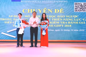 Ông Bùi Văn Kiệm - Giám đốc Sở GD&ĐT Hải Phòng tặng hoa 2 giáo viên báo cáo chuyên đề.