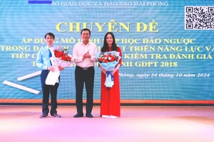 Ông Bùi Văn Kiệm - Giám đốc Sở GD&ĐT Hải Phòng tặng hoa 2 giáo viên báo cáo chuyên đề.