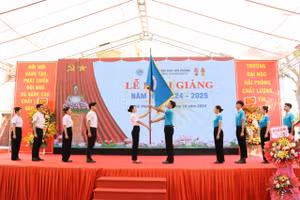 Nghi thức Trao cờ truyền thống của Trường Đại học Hải Phòng.