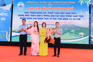 Lãnh đạo Sở GD&ĐT, quận Lê Chân tặng hoa chúc mừng Nhà trường và cô giáo thực hiện tiết dạy minh hoạ.