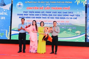 Lãnh đạo Sở GD&ĐT, quận Lê Chân tặng hoa chúc mừng Nhà trường và cô giáo thực hiện tiết dạy minh hoạ.