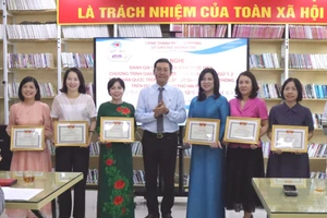 Ông Bùi Văn Kiệm- Giám đốc Sở GD&ĐT Hải Phòng tặng khen các nhà trường triển khai hiệu quả việc dạy học tiếng Hàn Quốc.